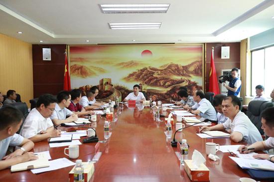市委副书记、市长朱洪武主持召开中西部片区产业扶贫工作座谈会。