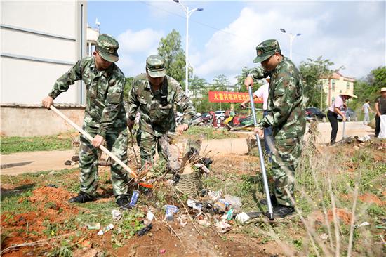 陵水边防武警等多方力量参与到环境卫生整治中 (2)