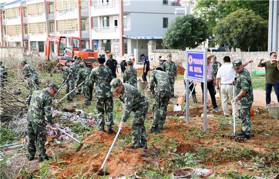 陵水边防武警等多方力量参与到环境卫生整治中