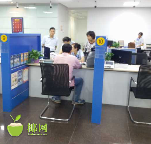 符先生正在建设银行龙华支行柜台前查询处理