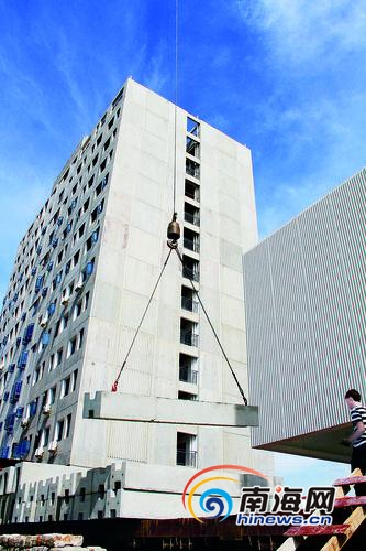 吊车正在把拼装的“零件”吊起来。南国都市报记者陈卫东摄
