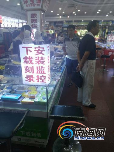 海口DC城里，智能摄像头备受顾客欢迎，商家还提供了下载等配套服务。南国都市报记者徐培培摄