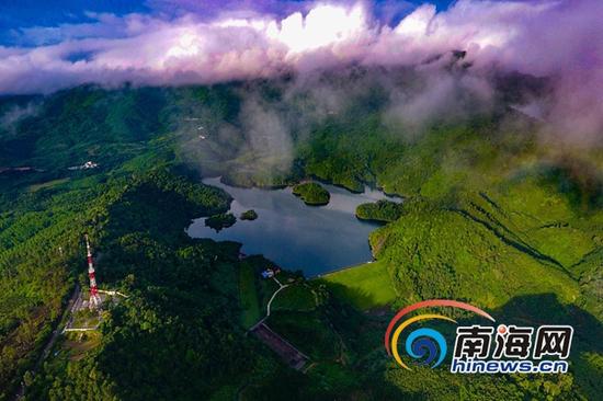 在琼中黎族苗族自治县百花岭,蓝天白云下映衬着青山绿水。海报集团全媒体中心记者陈元才通讯员朱德权秦海灵摄