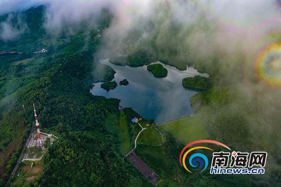 在琼中黎族苗族自治县百花岭,蓝天白云下映衬着青山绿水。海报集团全媒体中心记者陈元才通讯员朱德权秦海灵摄