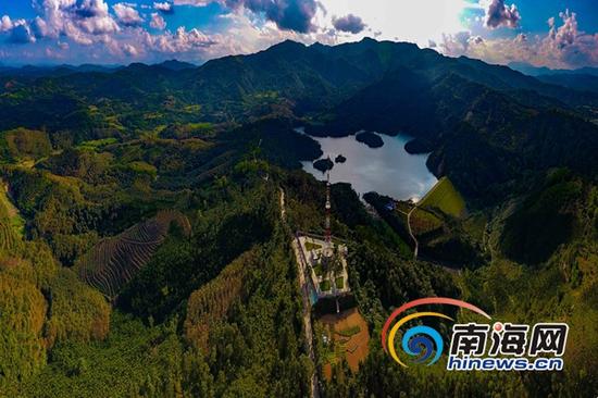 在琼中黎族苗族自治县百花岭,蓝天白云下映衬着青山绿水。海报集团全媒体中心记者陈元才通讯员朱德权秦海灵摄