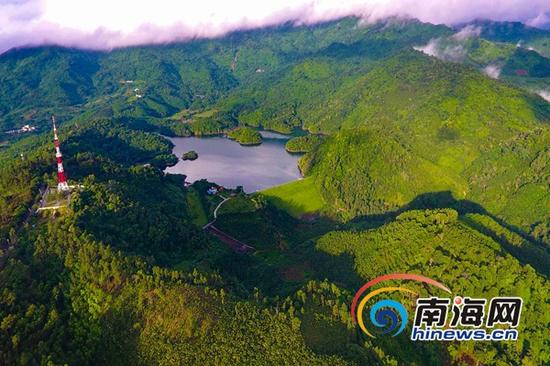 在琼中黎族苗族自治县百花岭,蓝天白云下映衬着青山绿水。海报集团全媒体中心记者陈元才通讯员朱德权秦海灵摄