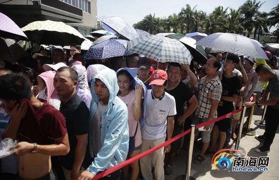 海口电动车上牌点爆棚 市民排长龙扎堆上牌(组