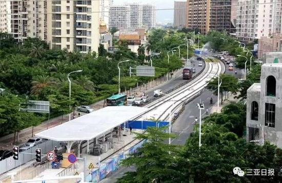 8月12日，三亚有轨电车河东路岛式站台已进入装修阶段。本报记者孙清摄