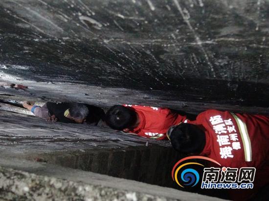儋州消防官兵在事故现场展开救援。 通讯员黄茂和 摄