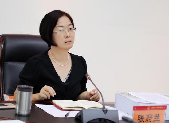 张蔚兰要求,有关部门和设计企业要按照省长沈晓明视察白沙时白沙最大的优势在生态,最大的任务在生态保护,要始终把保护生态环境摆在核心位置,宁愿发展得慢一点,也要努力守护好优美环境的指示精神。