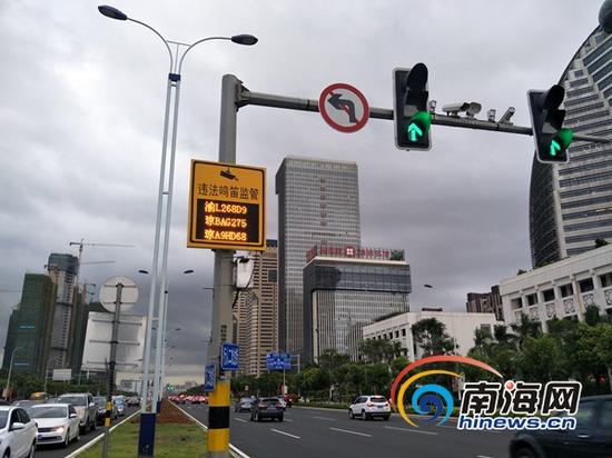 海口国兴大道与大英西三路交叉口首个“违法鸣号电子警察”上岗。交警供图