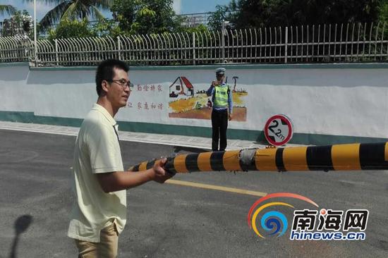 海南(海口)特殊教育学校爱心路限高架被撞断。(龙华区供图)