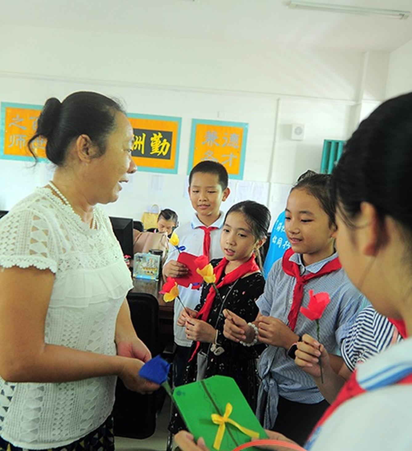 9月7日下午，三亚市第二小学学生们拿着手工贺卡准备送给老师。记者沙晓峰摄 