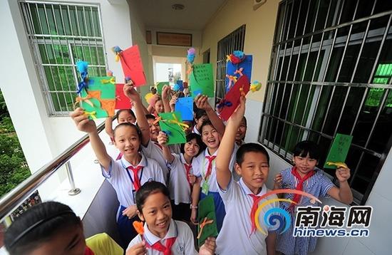 9月7日下午，三亚市第二小学学生们拿着手工贺卡准备送给老师。记者沙晓峰摄