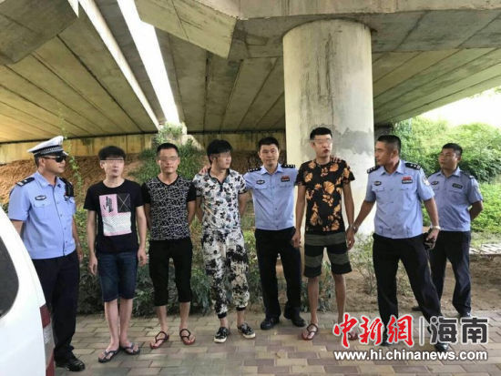 三亚市公安局交警支队海棠大队近日在对车辆进行例行检查期间,查获一名毒驾弃车逃跑司机和3名吸毒人员。
