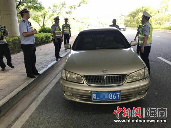 三亚市公安局交警支队海棠大队近日在对车辆进行例行检查期间,查获一名毒驾弃车逃跑司机和3名吸毒人员。