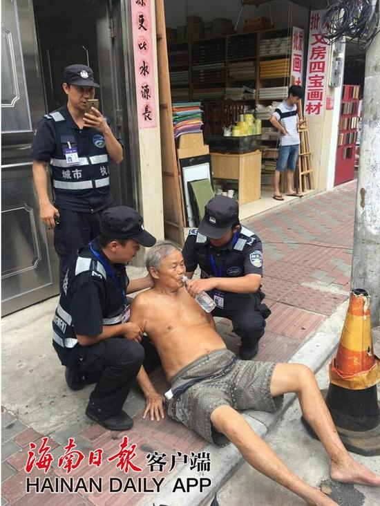 海口七旬老人发烧街头晕倒,城管队员及时伸出援手。海口市美兰区城市管理综合行政执法大队博爱中队供图