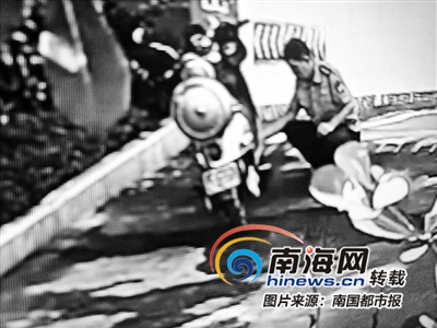 保安正在放电动车轮胎气的监控视频截图
