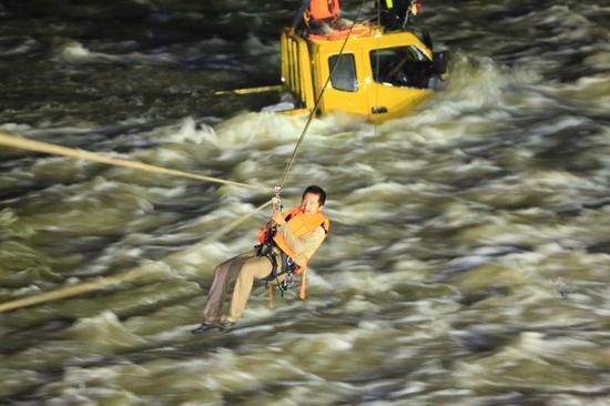 琼中什运乡4人被困河中 消防及时救援