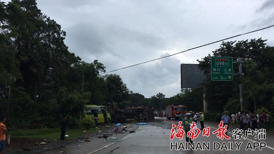 9月24日海南屯昌境内两车相撞致7死 刘赐贵沈晓明分别做指示和批示