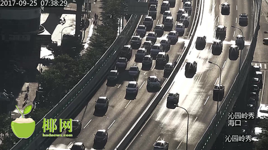 7时38分海秀快速路军区路段东往西方向发生一起三车追尾事故