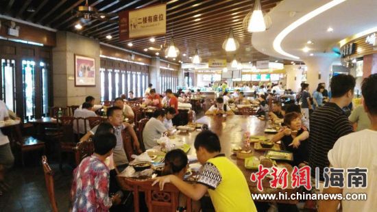 骑楼老街海南美食广场汇集特色美食小吃