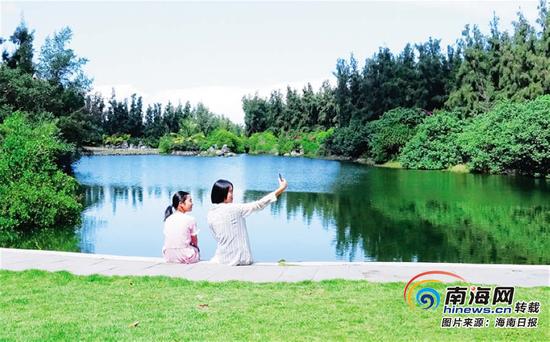 10月5日，昌江海尾湿地公园，游客在欣赏原汁原味的自然美景。本报记者李英挺摄