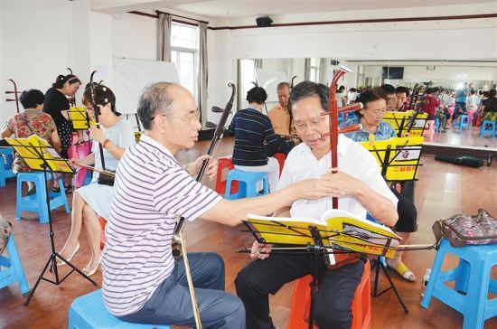 海南省老年大学的学员在学习拉二胡。（资料图）