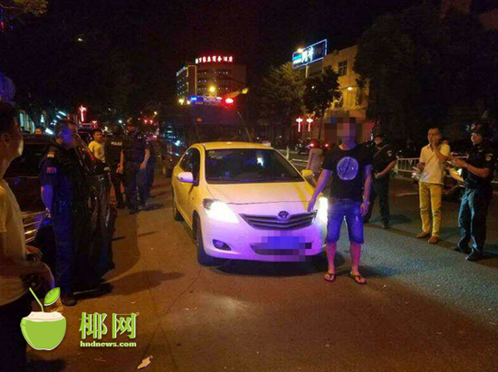 男子凌晨酒驾碰护栏逃逸 万宁多警联动将其当