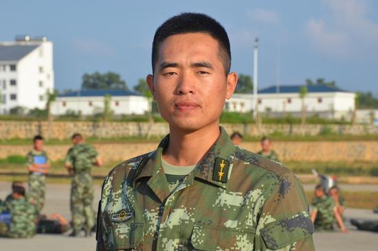 二连连长王振中