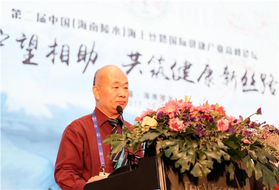 1中国心胸血管麻醉学会会长、中国医学科学院阜外医院原麻醉中心主任李立环教授宣布论坛开幕