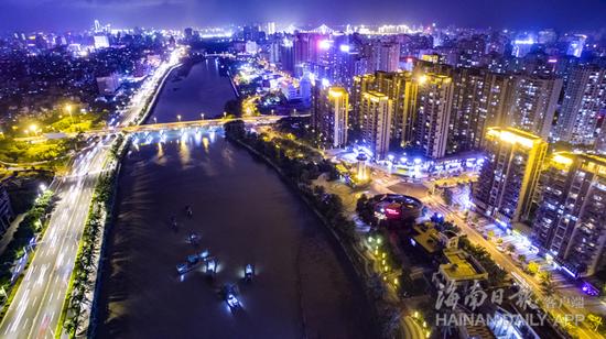 资料图：在海口市长堤路附近的海甸溪两岸灯火辉煌，都市夜景迷人。海南日报记者陈元才摄