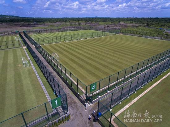 资料图：在中国足球（南方）训练基地（筹建）内，已建成的5片球场。海南日报记者宋国强摄