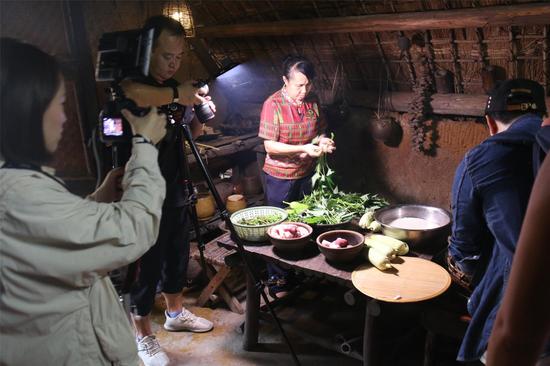 凤凰卫视《THIS IS HAINAN》取景槟榔谷 老外亲手制作黎家竹筒饭_新浪海南_新浪网
