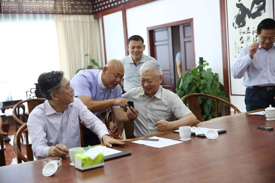 陪同于迅主席调研的有省政协副主席王勇，秘书长王雄