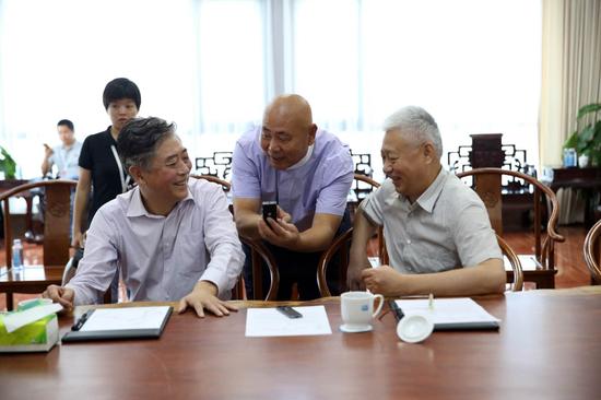 陪同于迅主席调研的有省政协副主席王勇，秘书长王雄