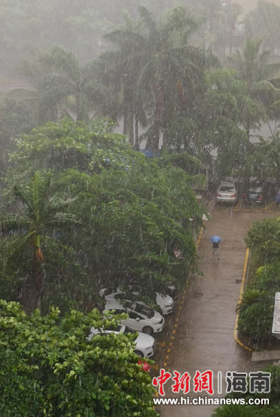 6月6日上午，海口市区风雨交加。