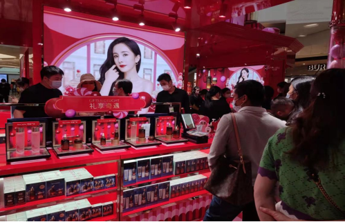 雅诗兰黛“礼享绮境”快闪店三亚站