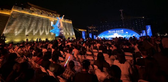 　　9月25日中秋之夜，山东卫视在诸城超然台新时代文明实践广场举办主题为“明月几时有·家国万里明”的中秋晚会