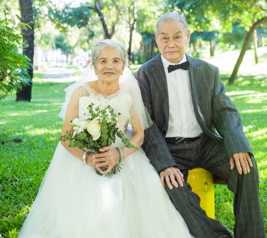 钻石婚夫妇罗定永和林瑞喜在天涯海角拍摄婚纱照见证爱情
