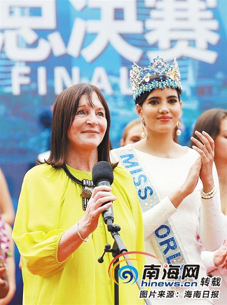 在三亚举行的第67届世界小姐总决赛，世界小姐机构主席莫利夫人在活动现场发言。本报记者张杰摄