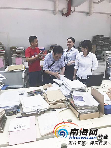 吴梅和省图书馆工作人员一起进行资料整理