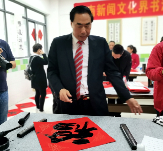 “问道东坡”书法交流展在海口江东枫叶学校开幕