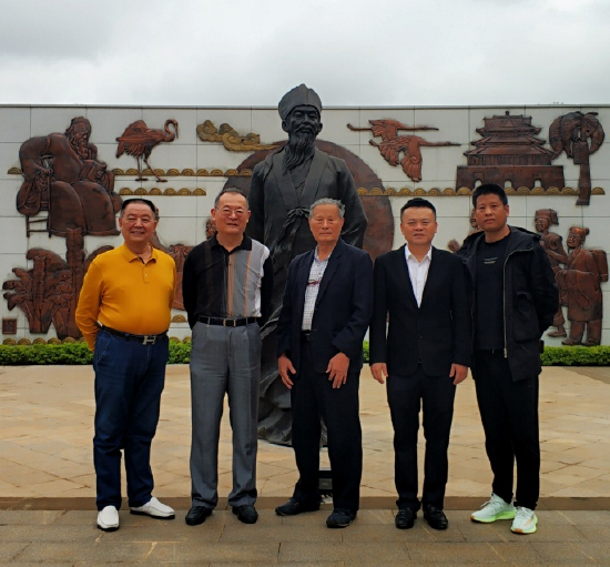 　　姜维民老先生（中）、华东师范大学澄迈实验中学副校长姜童（右二）与李公羽、陈德新等在校园东坡文化广场东坡铜像前合影留念