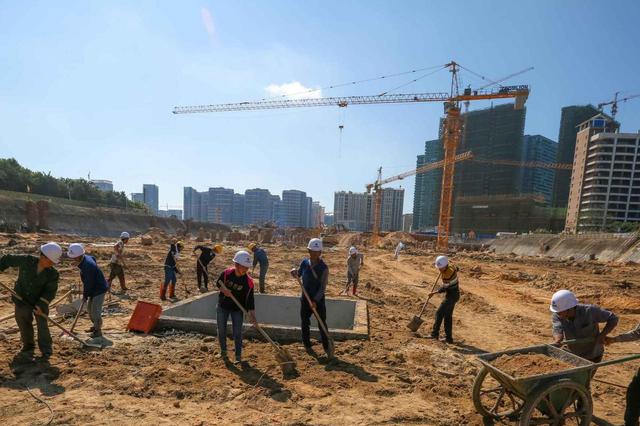 海南国际会展中心二期项目工地:假期工地上的忙碌身影