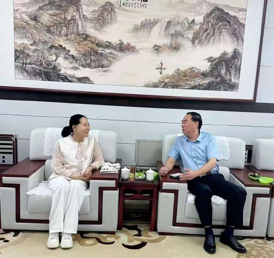 中润垚智能董事长徐爱霞（左）与南海国际救援总队宣传部长李笑天交流工作