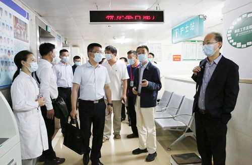 专家组一行在呼吸内科病区实地调研