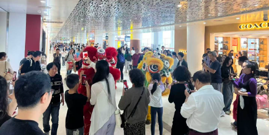 旅客在机场参与互动活动