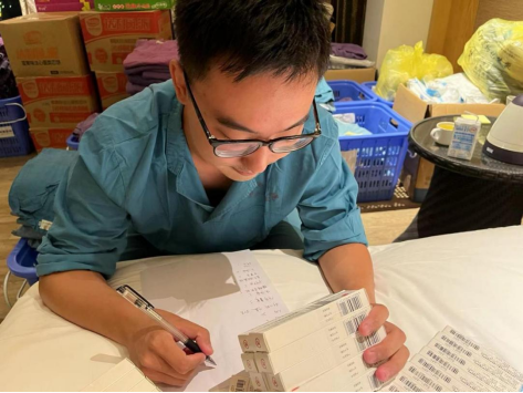 在物资小铺里统计队员药品