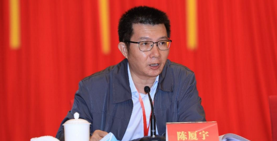 　　海南省消费者委员会秘书长陈厦宇宣读海南省消费者委员会、海南省商业总会关于《海南省商业零售、服务行业放心消费单位创建活动方案》。